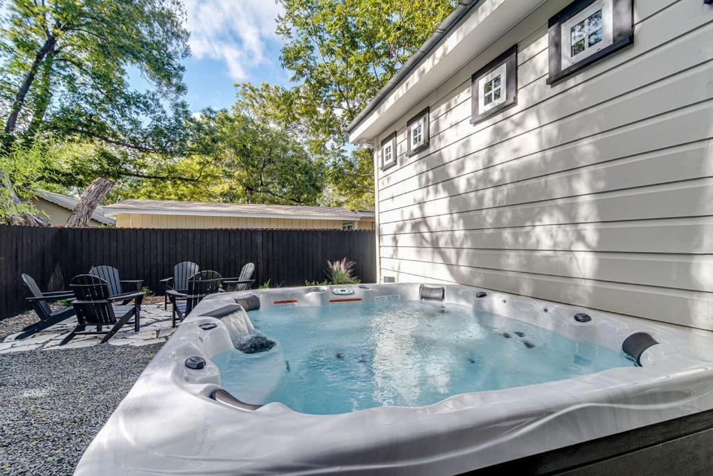 Southern Charm - Near Main With Hot Tub Fredericksburg Kültér fotó