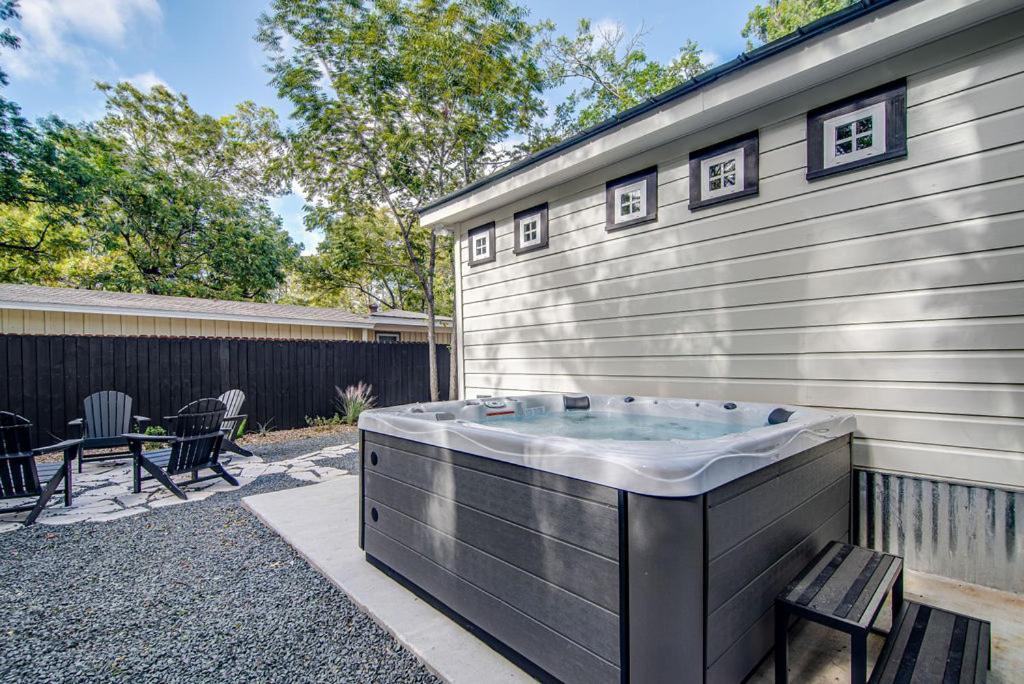 Southern Charm - Near Main With Hot Tub Fredericksburg Kültér fotó
