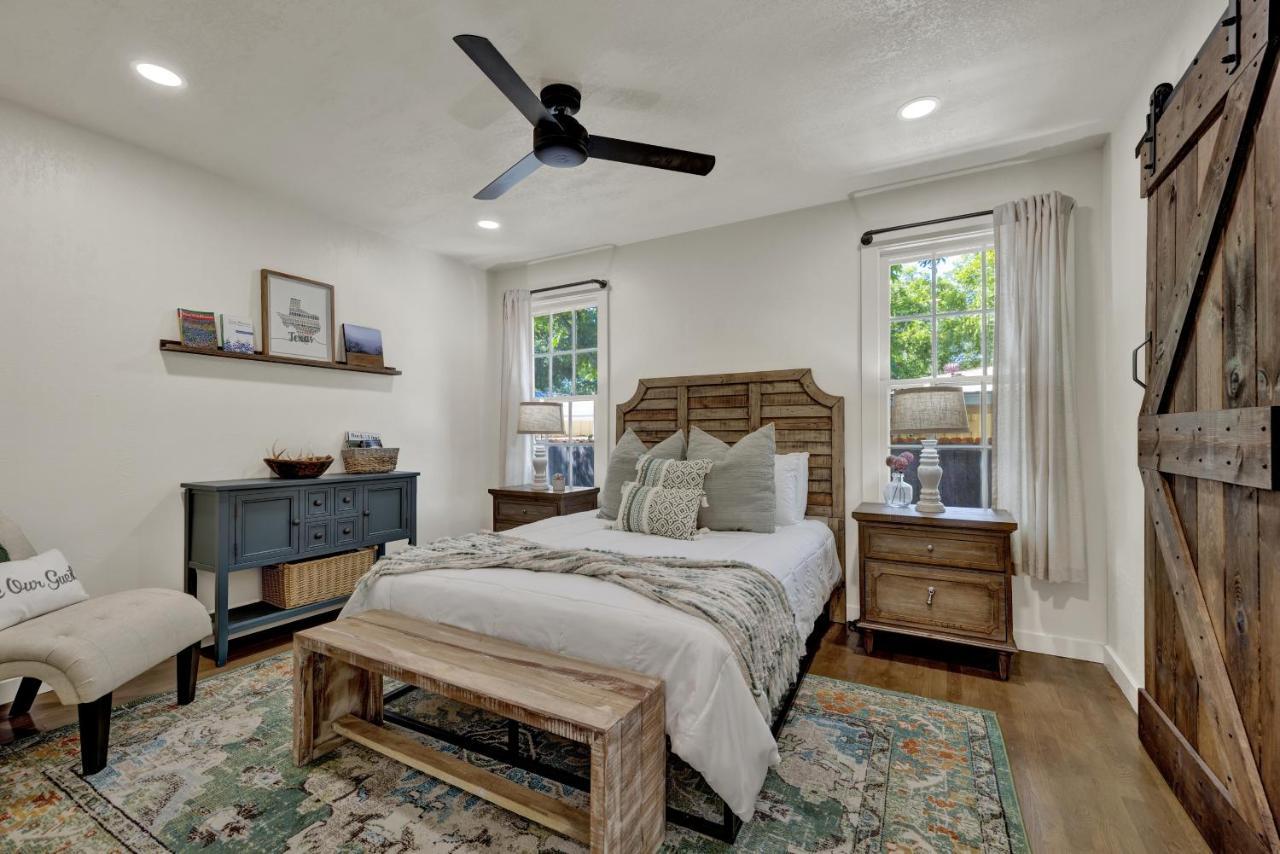 Southern Charm - Near Main With Hot Tub Fredericksburg Kültér fotó